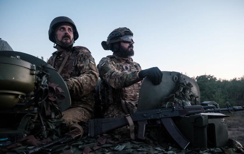 З повного оточення. Воїни Національної гвардії здійснили евакуацію пораненого на Покровському напрямку.