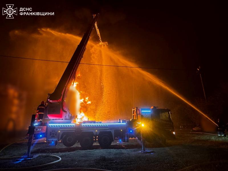 Пожежники успішно подолали велику пожежу на промисловому об'єкті в Івано-Франківській області - Основні новини України.