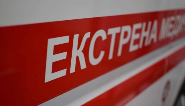 У Херсоні російські військові скинули вибуховий пристрій поблизу торговельного закладу, внаслідок чого постраждала жінка.