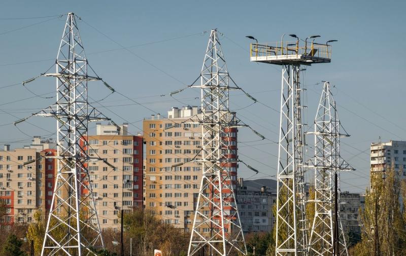 Щодня 60 команд енергетиків ремонтують мережі, пошкоджені внаслідок обстрілів, у Донецькій області, повідомляє ДТЕК.